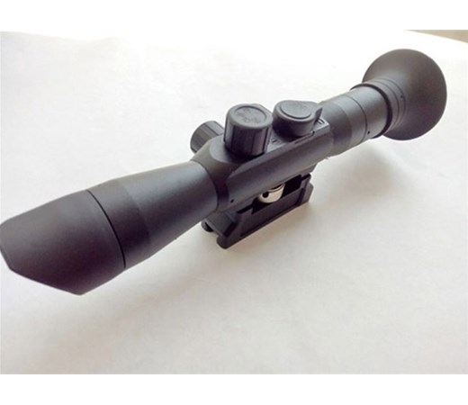 长期暴露在潮湿环境中，瞄准镜的镜片和内部结构会受到哪些损害？